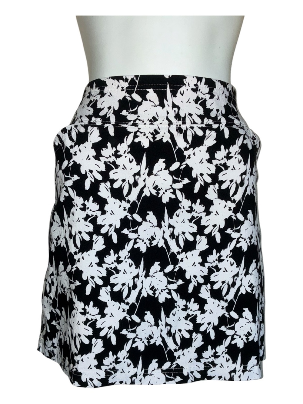 MARIO SERRANI ITALY Skort Women L Black White Floral, build in shorts, skirt EUC
